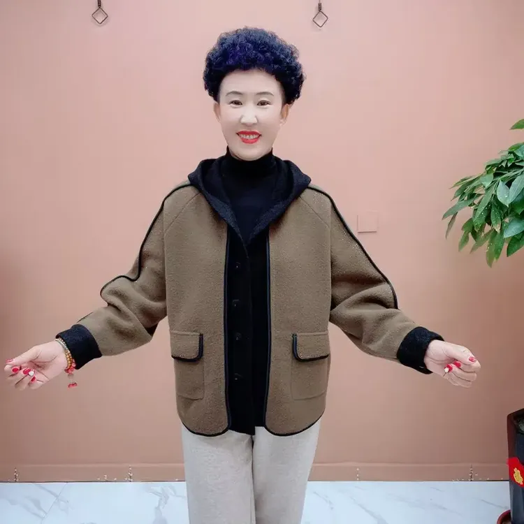拼接帽款中老年女士春秋冬洋气加肥加大码韩国绒短款外套