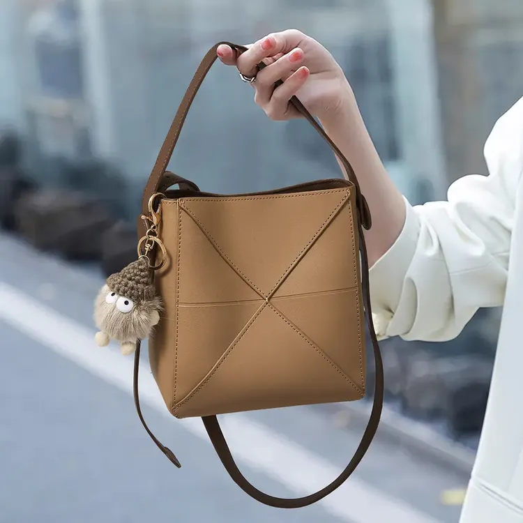 牛皮菱格拼接单肩包通勤百搭斜挎包时尚水桶包女包