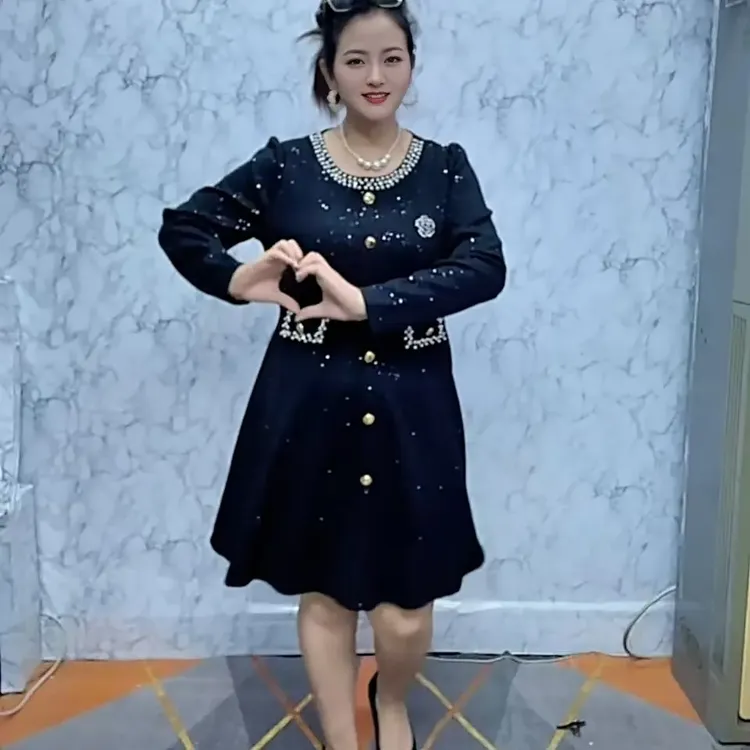 黑色小风长袖秋冬气质高腰显瘦修身大摆中长A字连衣裙