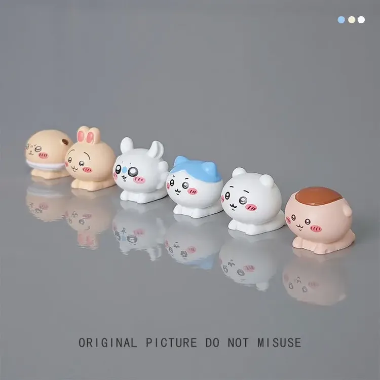 无聊,摆几只吉伊卡哇Chiikawa治愈公仔车载装饰品立体办公桌工位