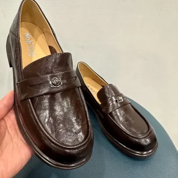 抓褶羊皮乐福鞋山茶花装饰扣乐福英伦风圆头一脚蹬百搭复古女单鞋