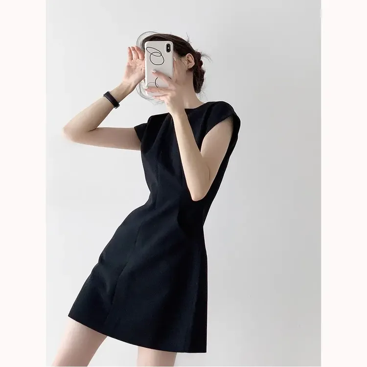 小黑裙轻奢小众高级感女装2025夏季气质收腰显瘦短袖圆领连衣裙