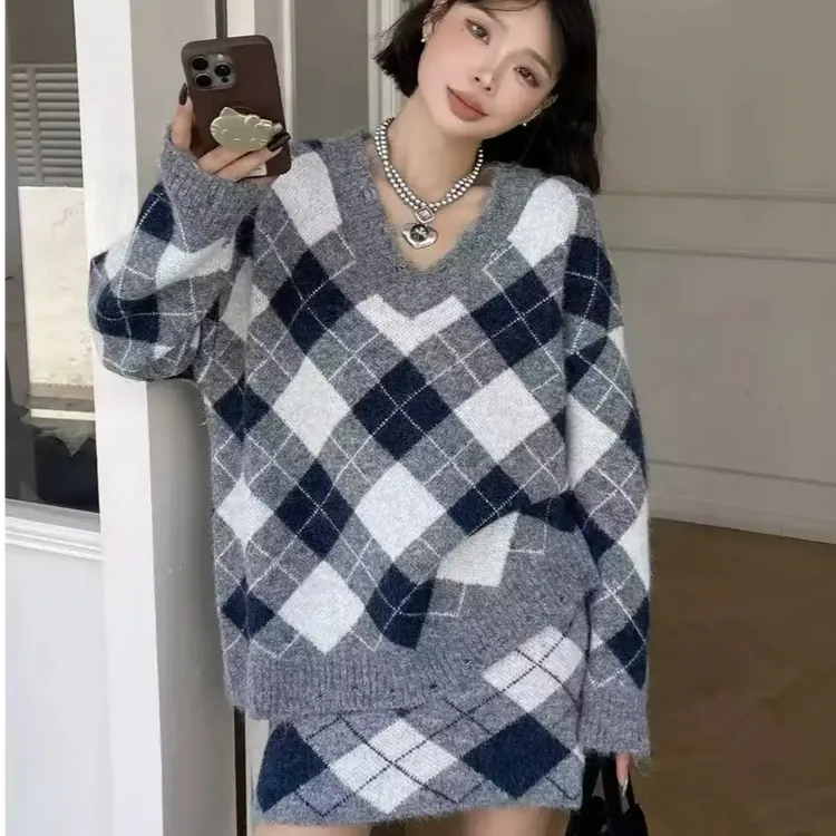 拼色菱形格子针织套装女秋冬新款宽松慵懒风v领毛衣半身裙两件套