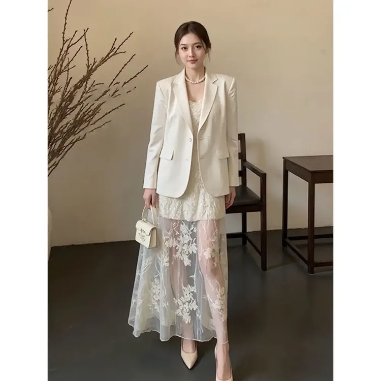 开春穿搭2025超火miu里miu气小香风白色西装外套吊带连衣裙套装女