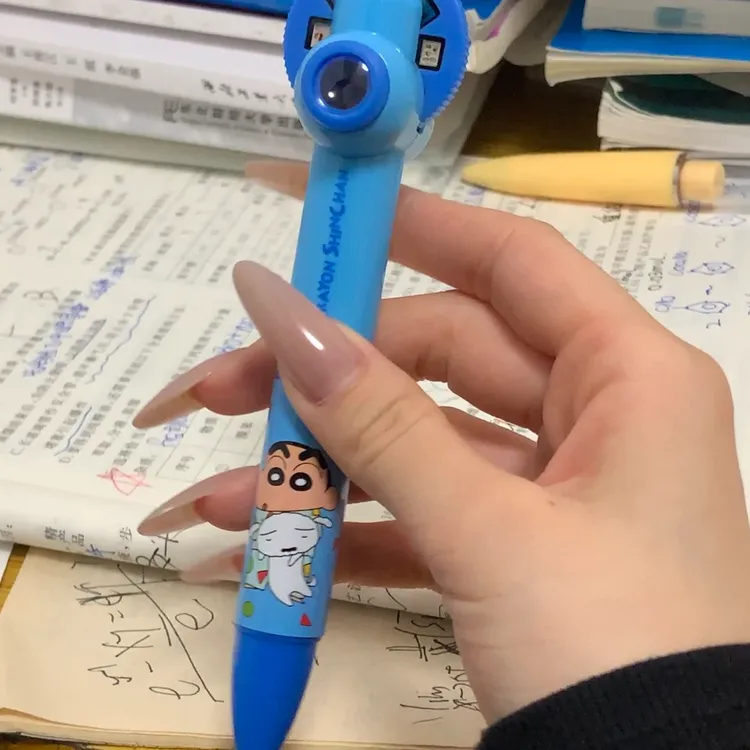 【皮卡】小新幻灯笔中性笔旋转笔高颜值学生写字笔夜光炫酷签字笔
