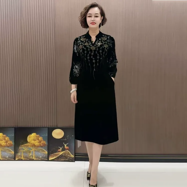 8085高端轻奢妈妈秋冬烫钻洋气连衣裙丝绒宽松大码遮肉时尚打底裙