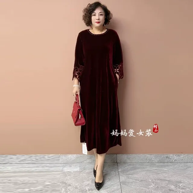 高端妈妈秋冬新款圆领刺绣洋气连衣裙丝绒宽松大码遮肉过膝打底裙