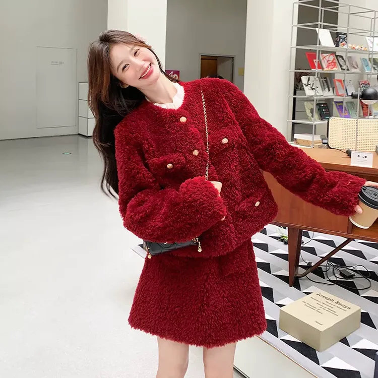 韩版新年圣诞红羊羔毛套装女2024冬季新款显瘦小香上衣短裙两件套