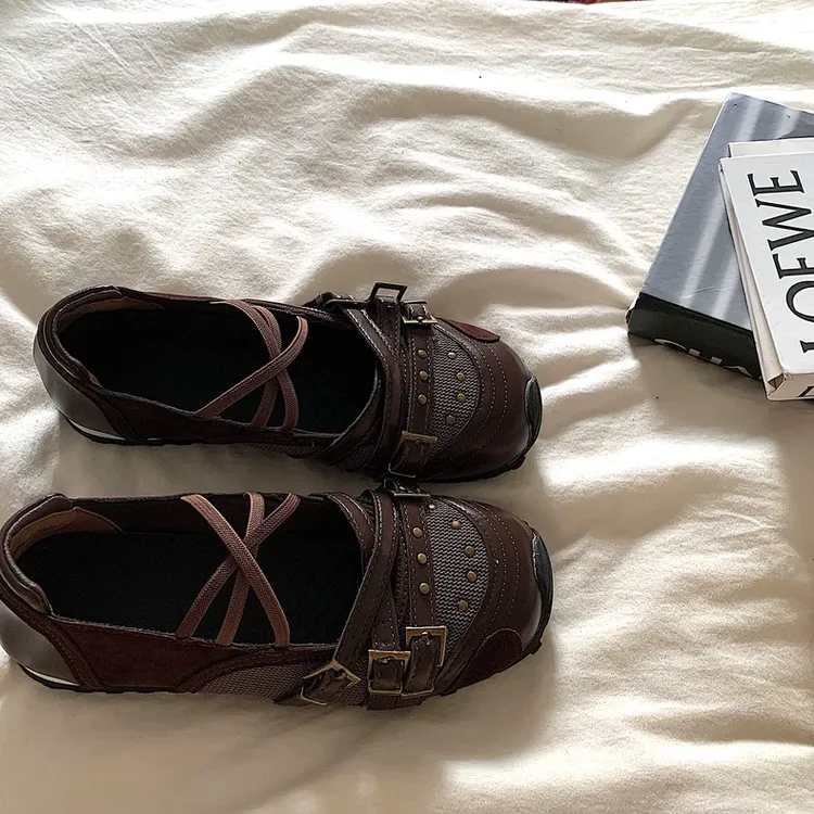 辣妹风~铆钉甜酷复古芭蕾舞鞋女超火小众配裙子百搭玛丽珍单鞋女