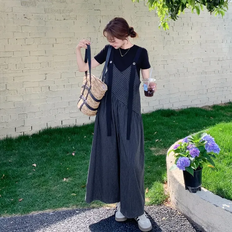 夏季ootd减龄穿搭一整套炸街设计感条纹背带裤短袖T恤两件套装女