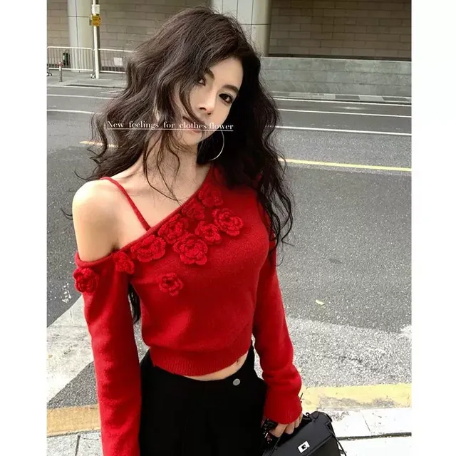 红色斜露肩长袖毛衣针织衫女春装花朵纯欲吊带修身绝美短款上衣白