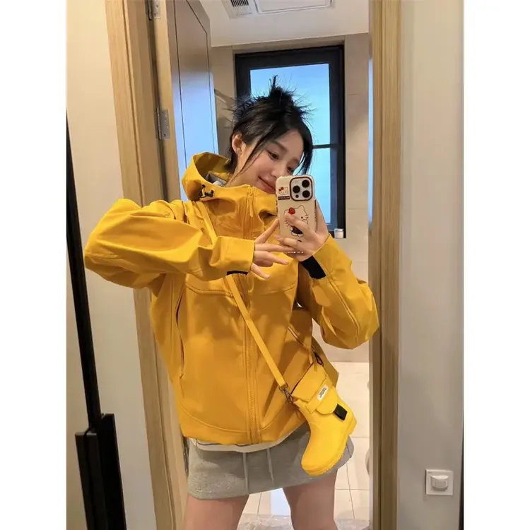 户外软壳冲锋衣男女款多巴胺爬山穿搭徒步运动防风防水登山服外套