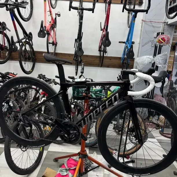 全碳纤维公路车 多种限量色可选 碳架碳轮设计