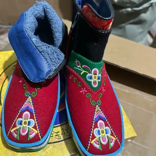 民族风女士加绒绣花平底防滑藏式布鞋