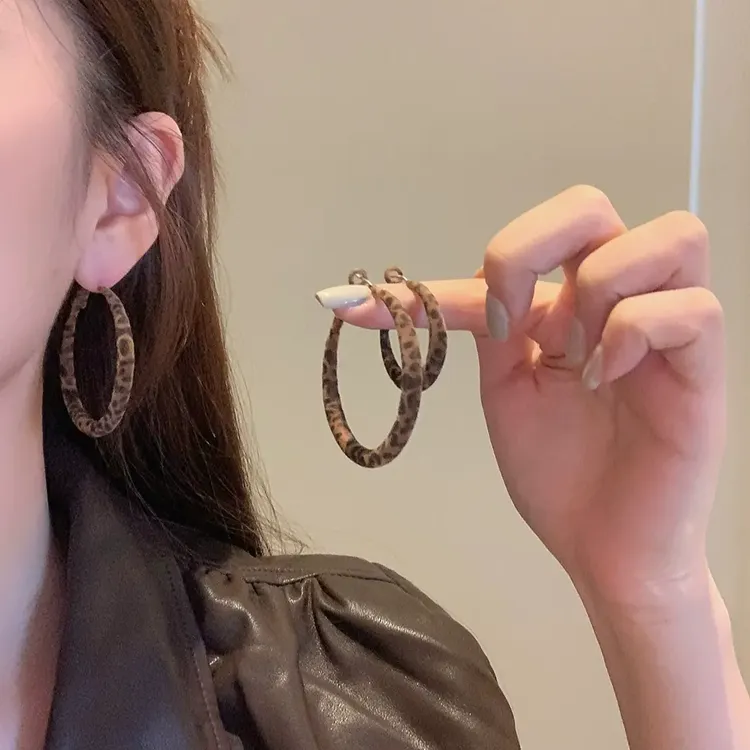 合金耳饰 绒毛耳饰复古轻奢植绒大耳圈女气质高级感时尚耳环耳饰