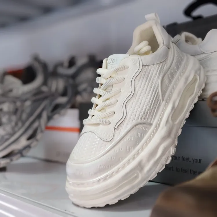 秋季新款做旧脏脏风男板鞋，擦色设计时尚休闲增高