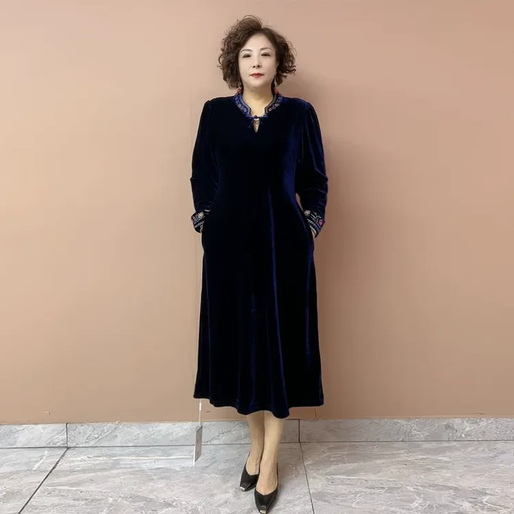2593妈妈丝绒刺绣连衣裙秋季款大码国风盘扣遮肚显瘦过膝长裙85