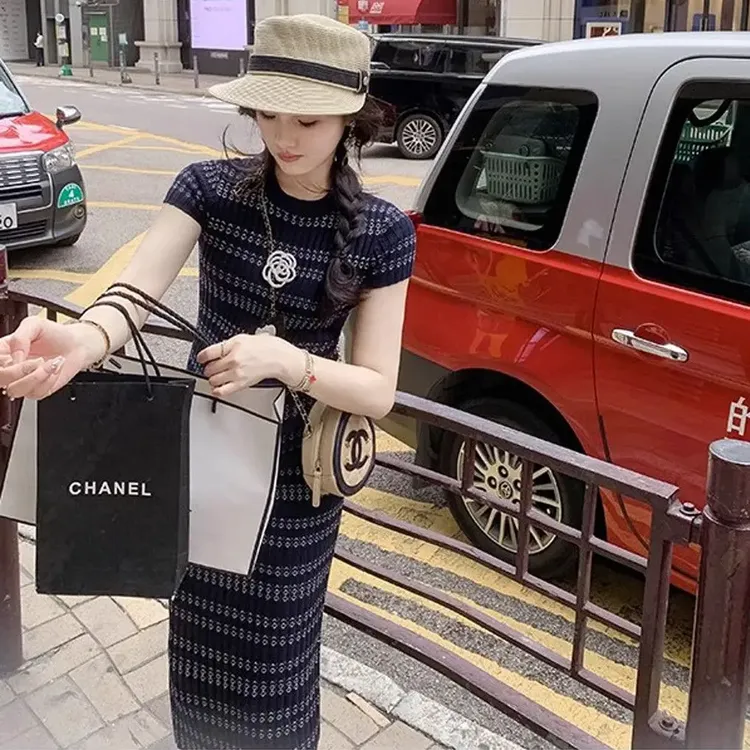 高级感小香风条纹针织连衣裙洋气气质女年夏季中长款打底包臀裙子