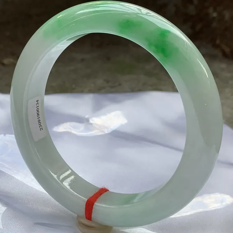 缅甸天然翡翠玉镯冰透飘阳绿58圈口女款气质百搭平安镯