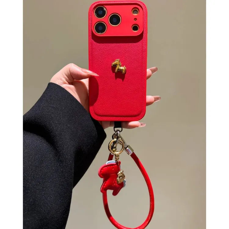 新年红皮纹立体金属马适用于苹果17手机壳iPhone15/14/16防摔13