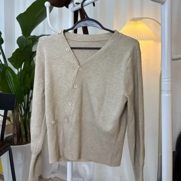 法式针织长袖常规修身型毛针织衫百搭v领毛衣时尚