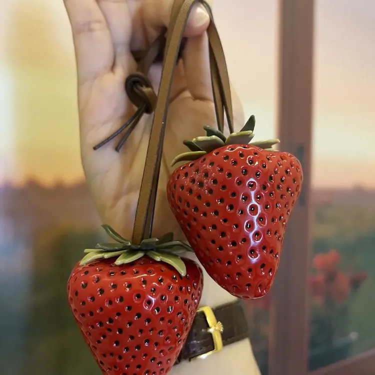 新款草莓挂件ins水果包包装饰立体香甜可爱草莓挂饰情侣背包配饰