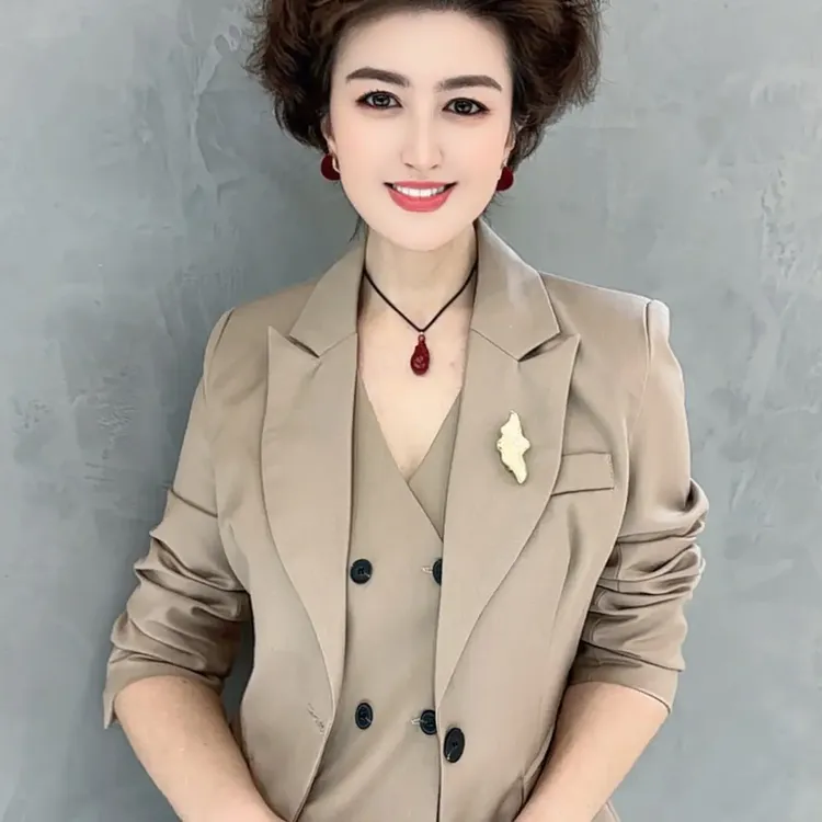 秋冬气质显瘦收腰修身卡其色西装套装