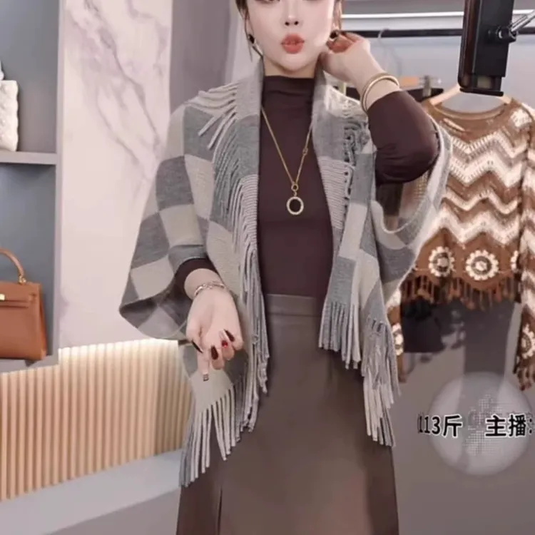 时尚格子外搭披肩女2025秋冬新款高级感气质流苏斗篷毛衣开衫外套