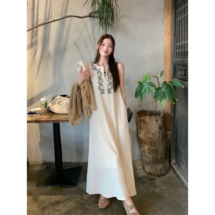 度假风重工刺绣V领无袖背心连衣裙女夏季显瘦A字裙宽松中长款裙子