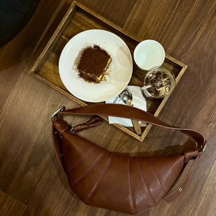 Muse原创设计美拉德色牛角包流光琥珀色系巧克力色斜挎单肩包