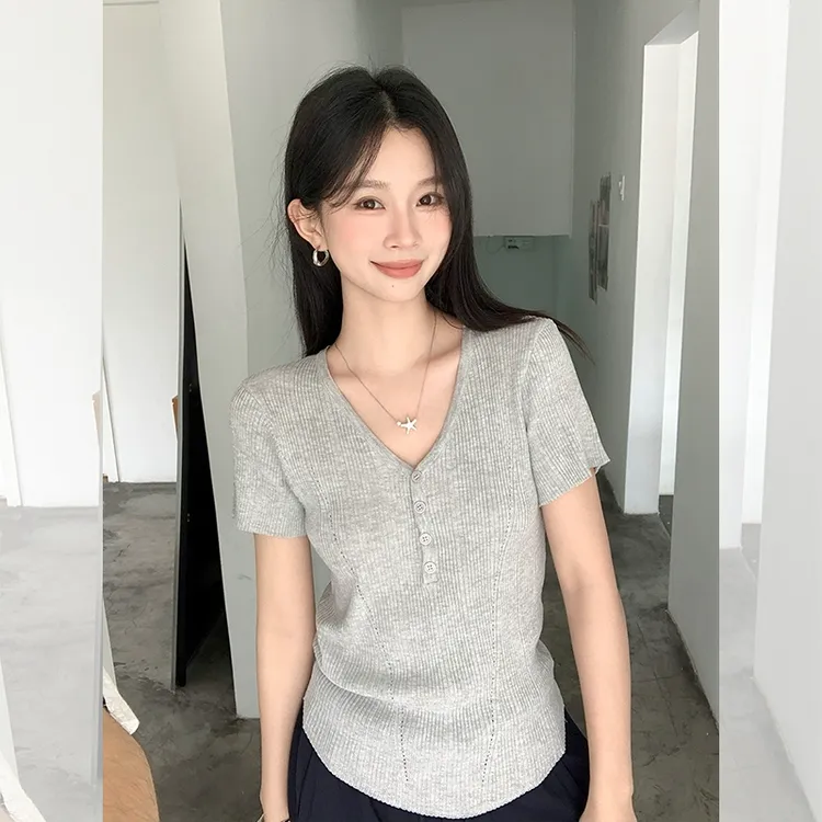 浅灰色简约V领设计感针织T恤女2026夏季薄款休闲打底衫上衣
