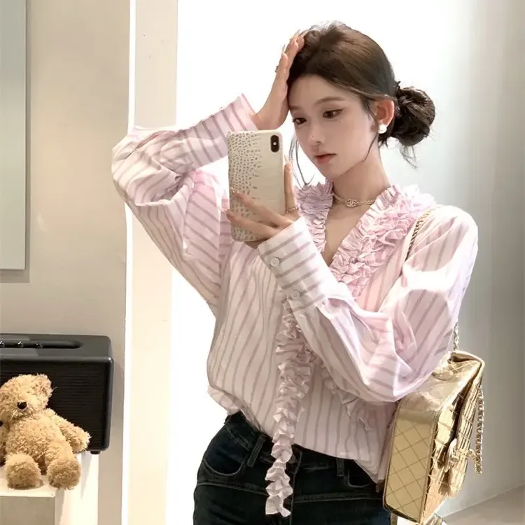 甜美风粉色条纹衬衫设计感木耳边长袖宽松衬衣女装春季V领上衣ins