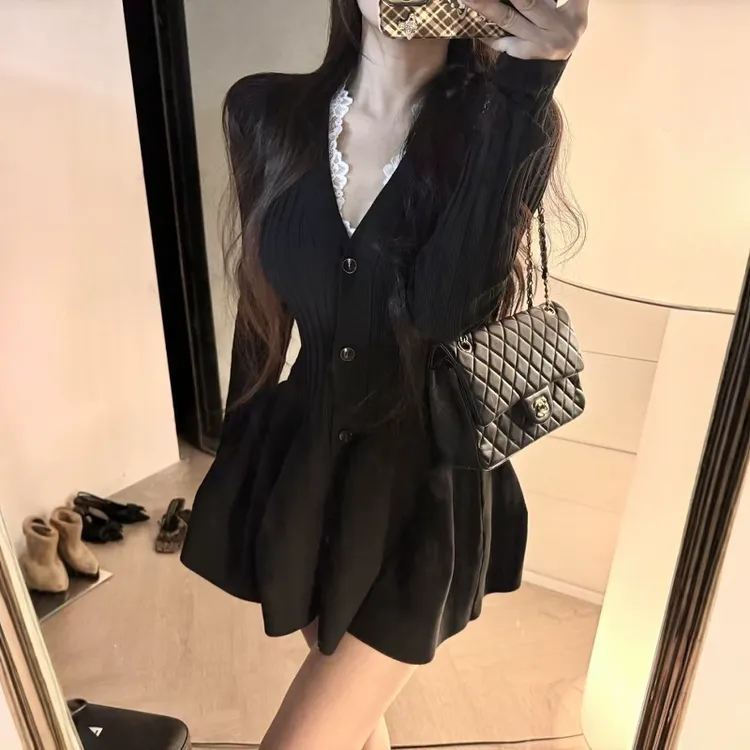 轻奢名媛小香风V领针织衫女2025年春季氛围感收腰显瘦花苞连衣裙