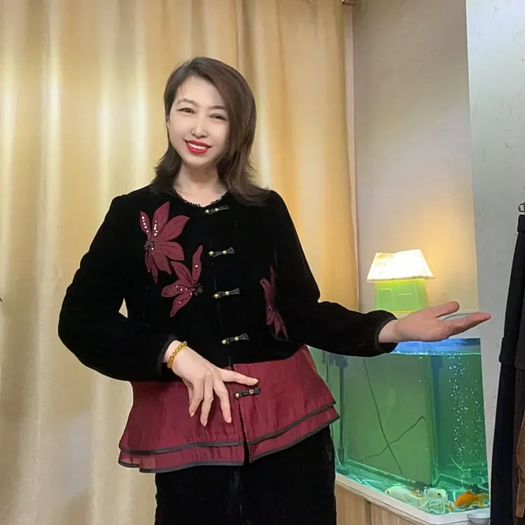 春季轻奢1349圆领串珠时尚洋气减龄修身显瘦百搭丝绒刺绣拼接上衣