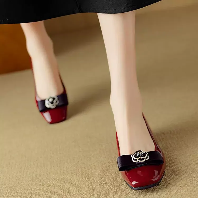 大码粗跟单鞋女方头蝴蝶结漆皮浅口中跟小皮鞋2025新款红色婚鞋