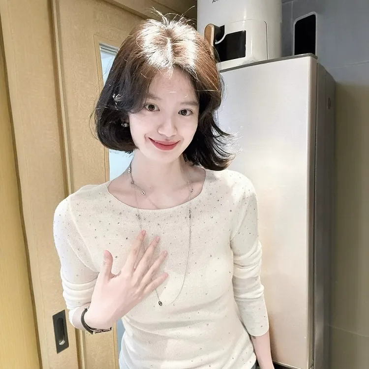 法式气质烫钻白色圆领针织衫女秋冬高级感毛衣内搭打底衫修身上衣