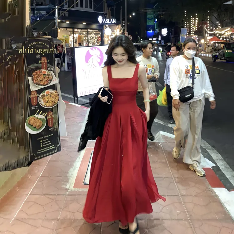 赫本风杏仁桃法式字长一罐红色吊带连衣裙新款高级感收腰气质裙