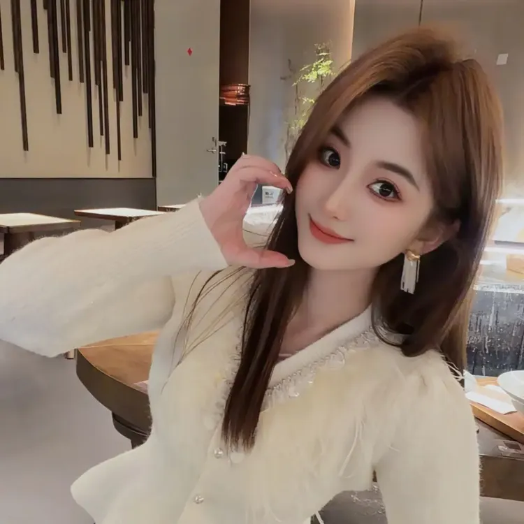 栩下星河法式小香风羽毛拼接修身掐腰毛衣