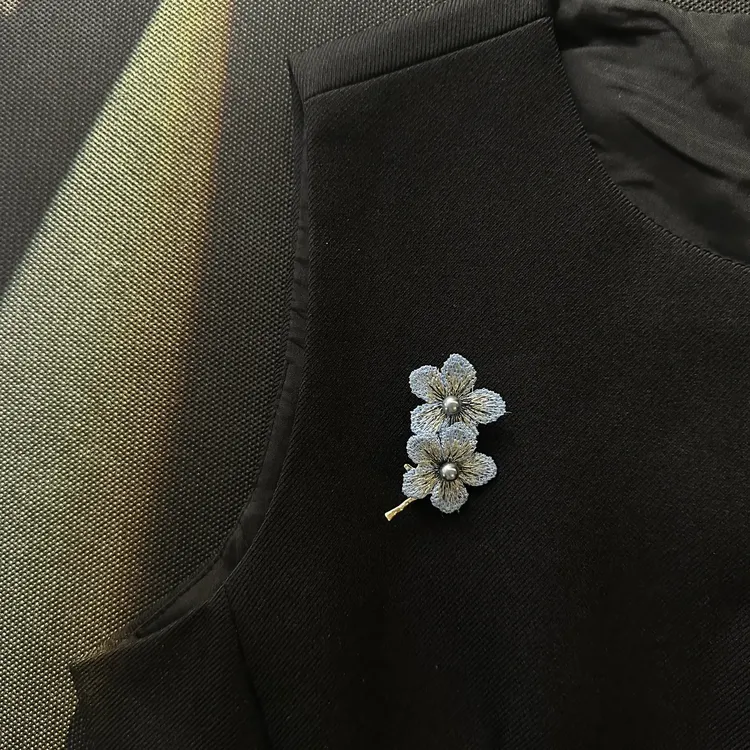 铜合金合成锆石仿珍珠胸针 刺绣韩系复古兰花国风胸针