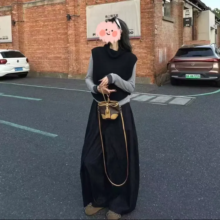 秋季简约松弛感穿搭毛衣背心搭配高腰阔腿裤