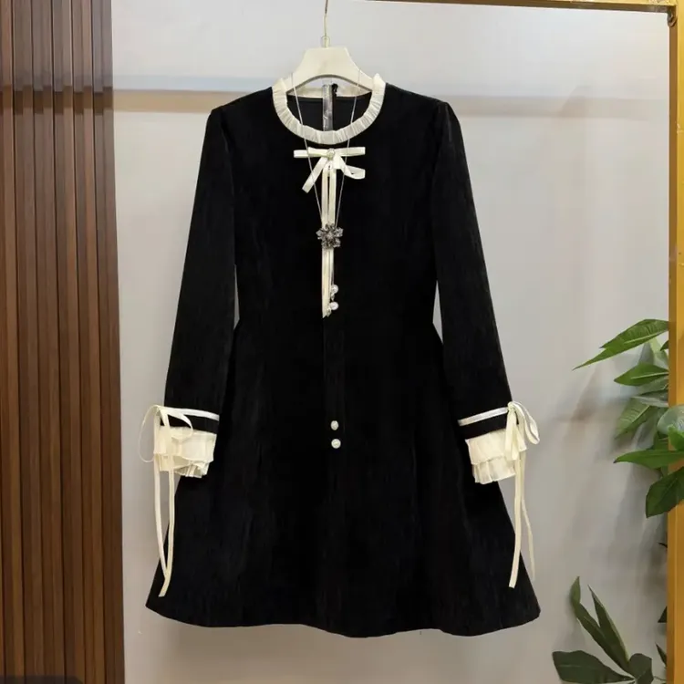 时尚洋气收腰显瘦气质长袖短款花边设计连衣裙女