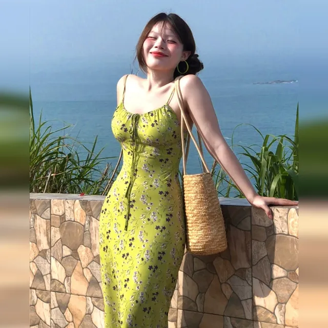 2025夏季新款绿色碎花吊带连衣裙子女今年流行的漂亮法式包臀长裙