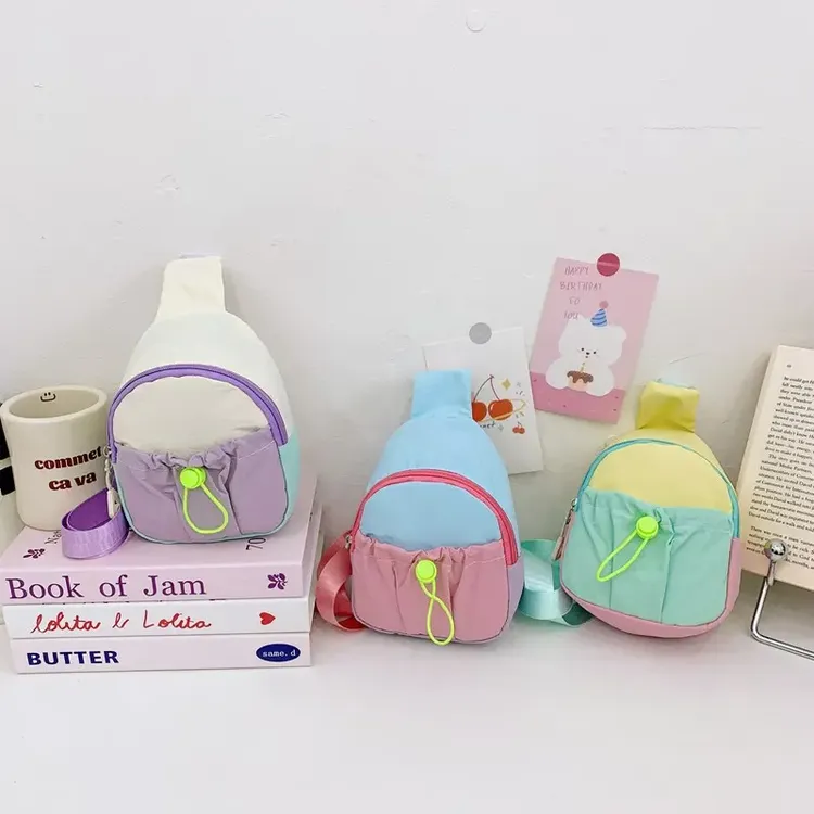 女孩单肩斜跨包韩系撞色轻便春游轻便户外儿童小书包出游腰包胸包