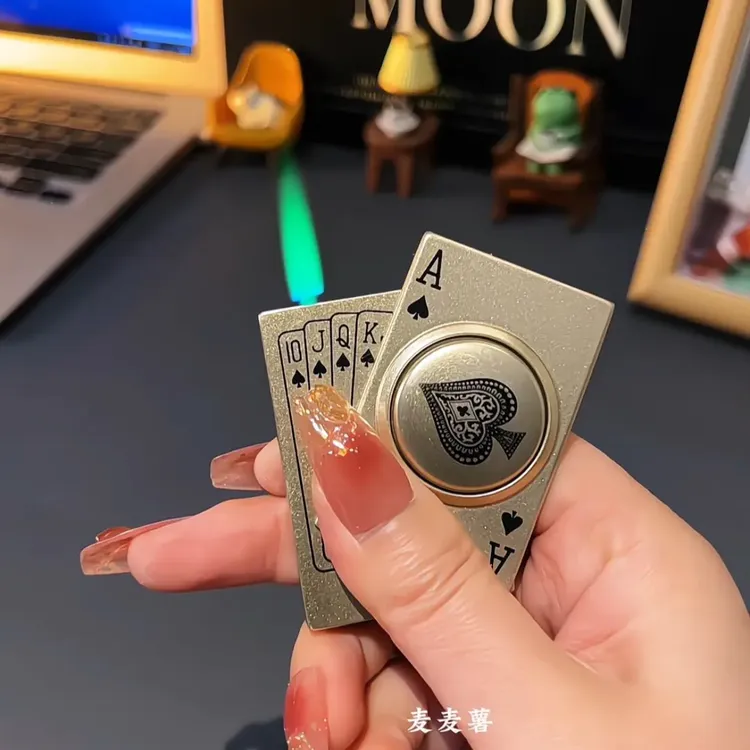 新款创意旋转麻将扑克系列防风打火机网红绿焰送礼解压打火机