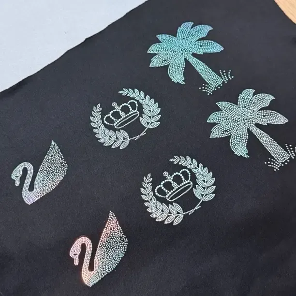 高端女式镭射小标胸标烫画牢固度好热转印烫片帽子打底衫高端图案