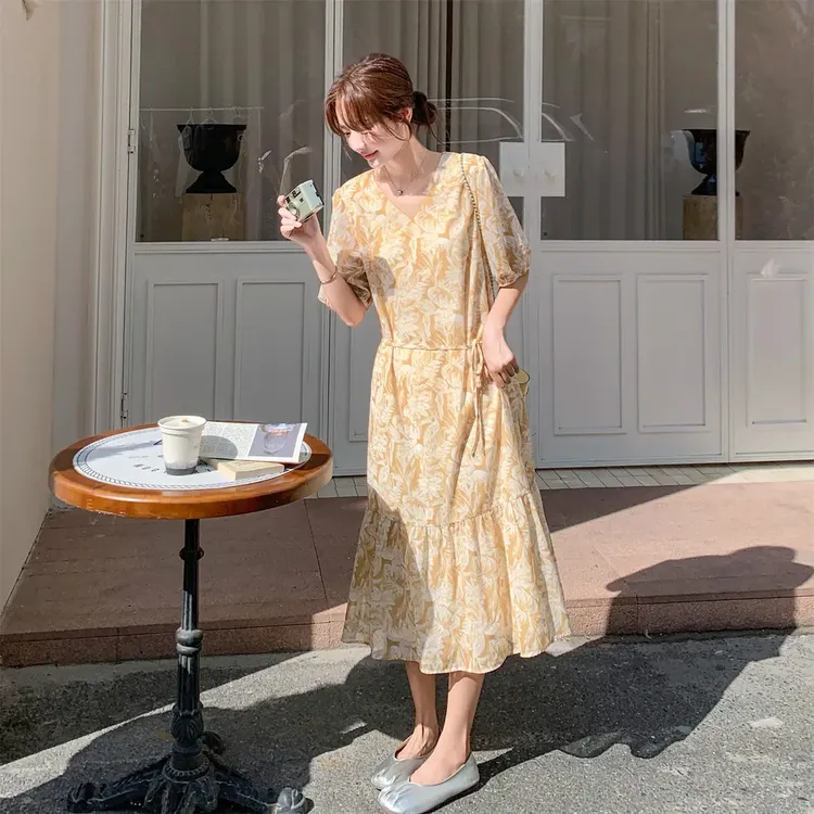 黄色V领夏季短袖法式碎花连衣裙女2025新款韩系收腰显瘦宽松遮肉