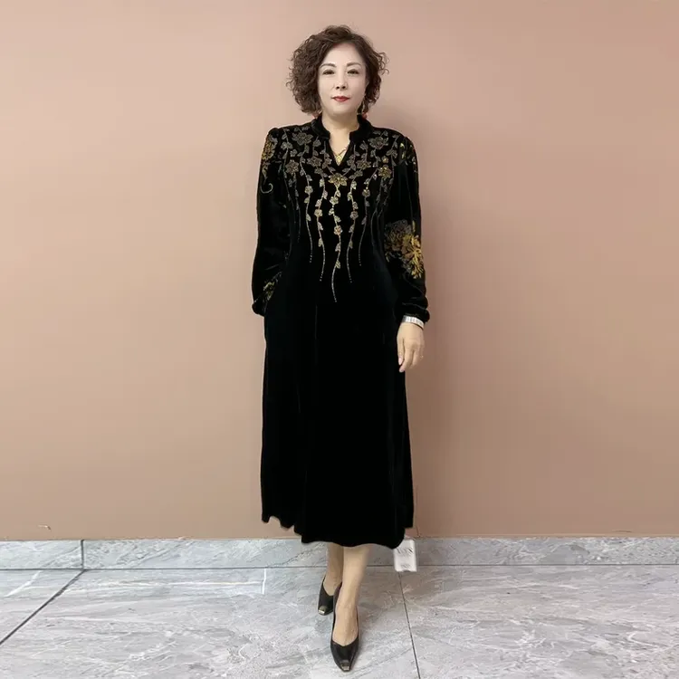8085高档丝绒烫钻连衣裙秋冬新款V领大码遮肚过膝长款气质小黑裙