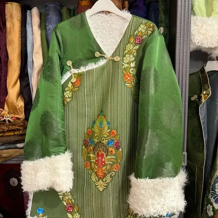 秋冬季女士藏式风格中长款V领盘扣提花保暖加厚外套棉衣