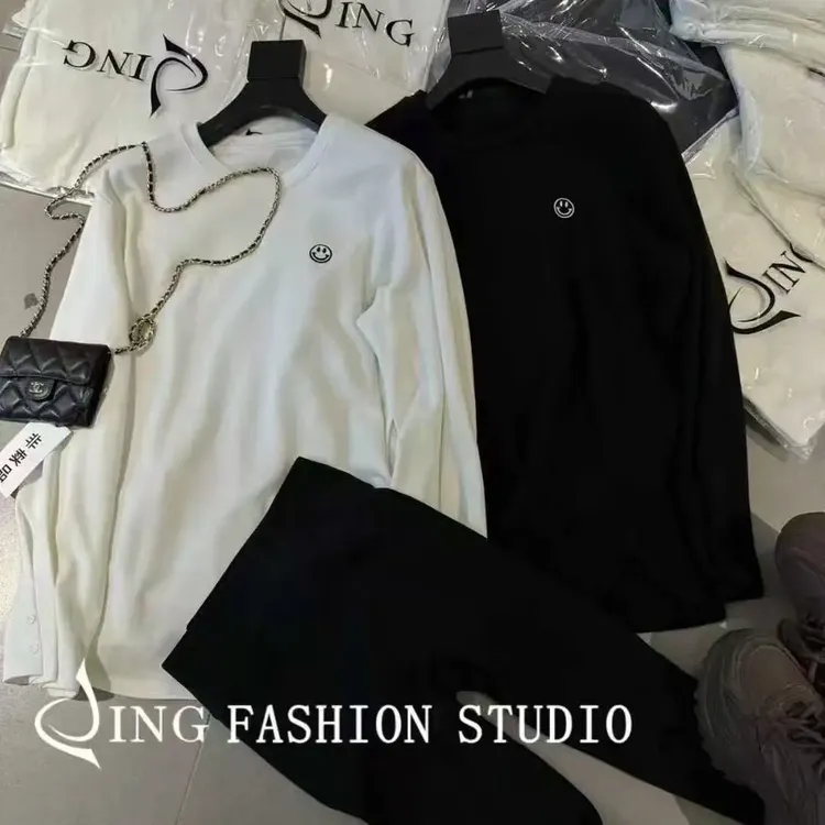 《好心情打底》新款99390磨毛笑脸圆领长袖T袖女装宽松百搭设计感