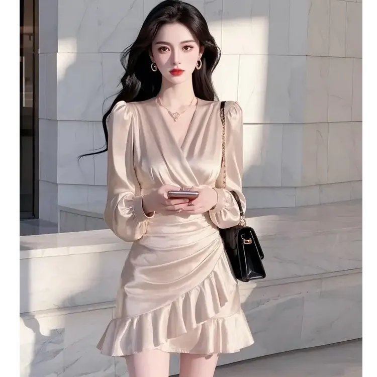 高端香槟色长袖缎面连衣裙2025早春季约会钓系法式荷叶边收腰长裙